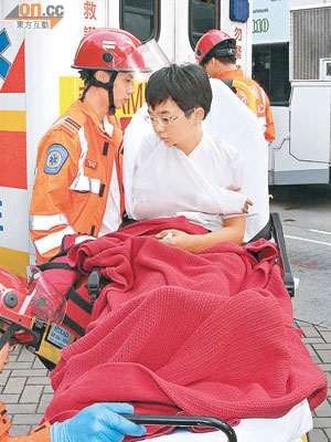 遭灼傷小六生由救護車送院治理。（左蘭慶攝）