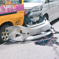 涉撞保母車的七人車車頭嚴重損毀、並流出機油。