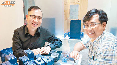 蔡偉鴻（左）經營的鑽飾店吸引不少年輕顧客。右為鄧良順。（李苑葶攝）