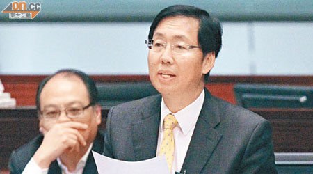 立法會議員陳健波說，政府建議的醫保計劃不可行。