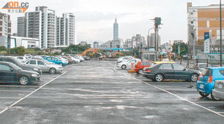 黎智英在台灣出售的土地，目前是停車場。（謝中凡攝）