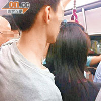 該名男子用身體緊貼一名女乘客的背部。