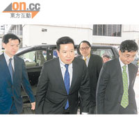陳振聰（左二）與律師團在昨早一同乘專車抵達法院。（羅錦鴻攝）