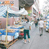 受影響的商販仍在街市外臨時擺賣。