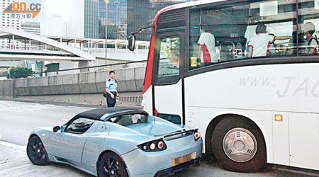 電動跑車與校巴碰撞後停在路中。（林耀康攝）