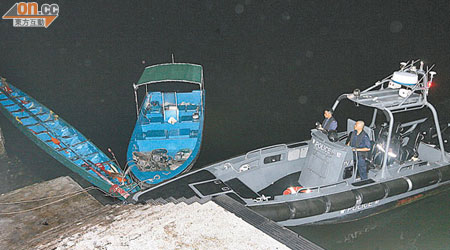 水警將龍舟（左）及快艇（中）拖埋岸調查。（麥兆峰攝）