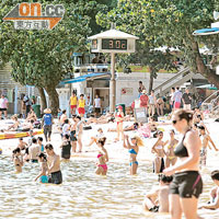 酷熱天氣警告昨仍生效，港島淺水灣擠滿弄潮兒。