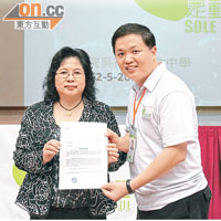 鄧蕙珍校長（左）認為父母對子女的發展不必過於緊張。
