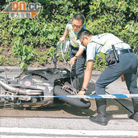 警員檢查死者的電單車。（資料圖片）