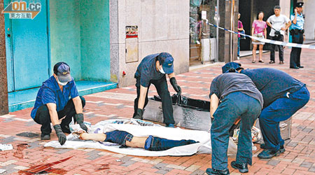 仵工將死者遺體舁送殮房。（楊日權攝）