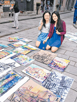 茹正柟（左）與鄧孝研（右）在歐洲青少年蒙馬特現場繪畫賽中獲「全球十大最佳青少年畫家榮譽」。（受訪者提供）