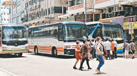 土瓜灣旅巴雙行停泊與旅客胡亂橫過馬路情況時有發生。