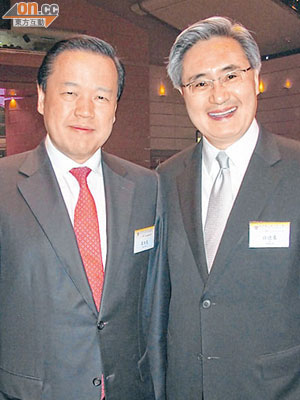 雷添良（左）同孫德基（右）相識廿載，同樣做過香港會計師公會會長。（郭曉樂攝）
