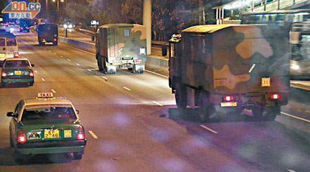 有市民目睹解放軍車隊沿新田公路向元朗進發。（讀者提供）