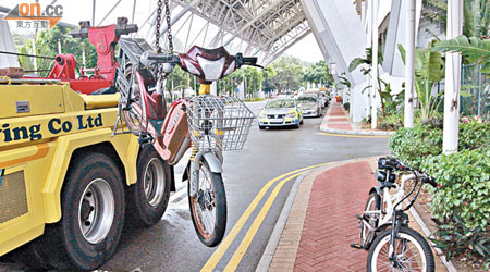 兩架電動單車被警方拖走檢驗。