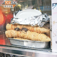 網民昨早拍攝得兩隻小鼠在恆河咖喱屋店內薄餅堆活動，當時店舖尚未開門營業。