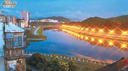 深圳河香港邊界圍網照明系統的強光，侵擾到對岸深圳居民正常生活。 （黃少君攝）