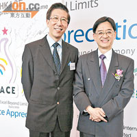 大家樂主席陳裕光（左）與擔任論壇主持嘅中文大學市場學系教授陳志輝（右）合照留念。