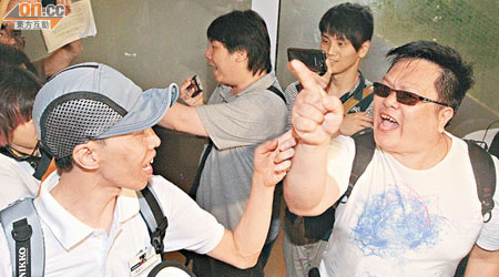 陳廣文（左）踩場示威，與戴墨鏡、不願透露姓名的網民爭執。（陳章存攝）