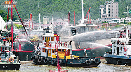 南舢舨碼頭漁船大火，澳門與內地漁政船隻聯合救火。