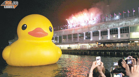 巨鴨昨晚在煙火綻放下告別維港，吸引逾三十萬人前來歡送。（伍鎮業攝）