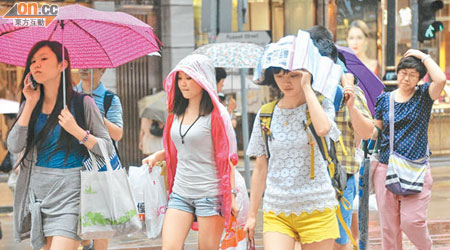 本港昨日大部分時間下大雨，沒有帶備雨具的市民顯得較為狼狽。(蕭毅攝)