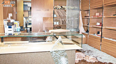店內一片凌亂，飾櫃玻璃盡碎散滿一地。（麥少峰攝）