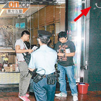 被爆竊的二手名牌店防盜警鐘電線遭剪斷（箭嘴示）。
