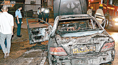 匪徒乘坐的私家車被焚毀。