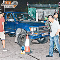 遇劫油公司少東（左）在車旁協助警方調查。（楊日權攝）