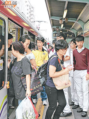 乘客仍未上車，車上已發出「車門即將關閉」警號。（梁偉恩攝）