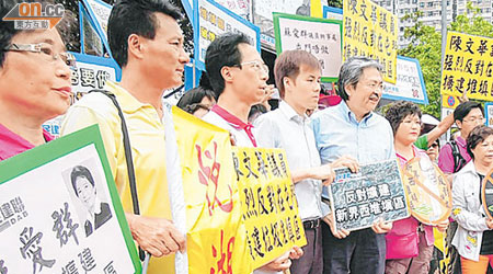 政黨向曾俊華（左五）請願，要求當局擱置擴建新界西堆填區計劃。（鄧湄攝）