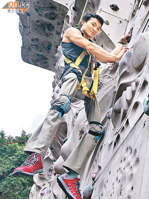 黎志偉雖然下肢癱瘓，但靠着驚人意志和強勁的雙臂，輕易在攀石場上登頂。（潘思維攝）