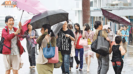 本港今明兩日均持續會有狂風大驟雨，市民外出慶祝父親節時需要準備好雨具。（黃仲民攝）