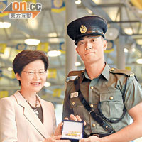 政務司司長林鄭月娥向蘇秀華頒發「金笛獎」。