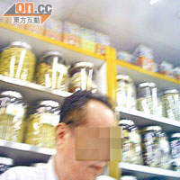 深水埗的中藥店員指店內有蓖麻籽出售。