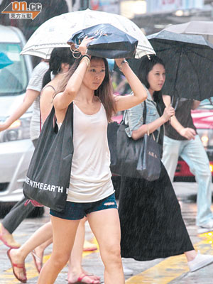 本港持續有雨，市民今日要在濕漉漉的天氣下度過父親節。（高嘉業攝）