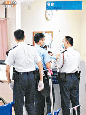 吊頸老翁送院不治，警員在醫院調查。（吳遠輝攝）