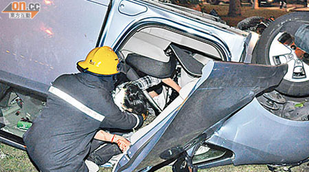 消防員搶救被困車內男子。