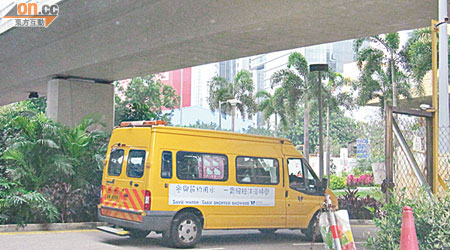 09:00 AM<br>工程車由九龍灣水務署九龍東區大樓駛出。