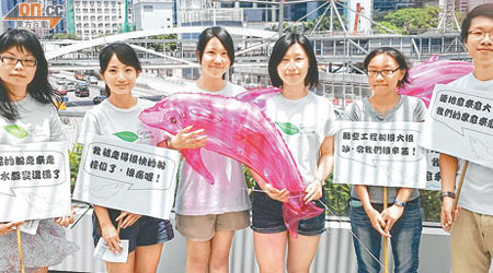 環保觸覺昨在政府總部天橋欄杆掛上血紅色的海豚氫氣球及心聲紙牌，寓意港府扼殺中華白海豚生境。
