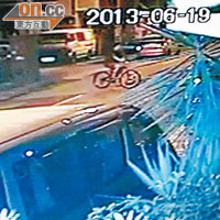 賊人騎上偷來的單車逃走。