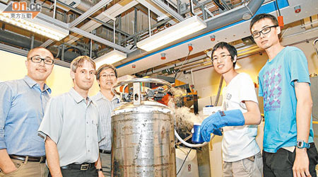 洛鶴夫（左二）及科大團隊成功取得超導體研究新突破。