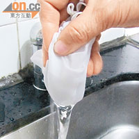 住戶為確保食水無沙，需以過濾器過濾食水。