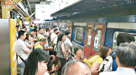 受東鐵列車故障影響，上水站月台擠滿候車乘客。（劉子文攝）