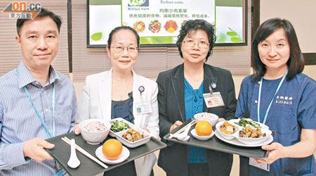 東區醫院醫療膳食團隊逢周一向病人提供健康的素食餐。（黃仲民攝）
