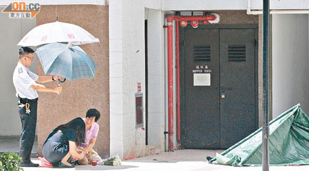 死者的女親人跪屍拜祭，場面悲傷。（曾志恒攝）