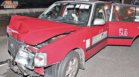 的士的車頭嚴重損毀，司機重傷送院。（葉嘉文攝）