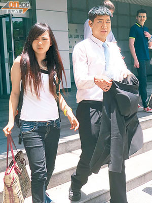 男被告黃賢昇涉嫌非禮，由女親友陪同到庭應訊。