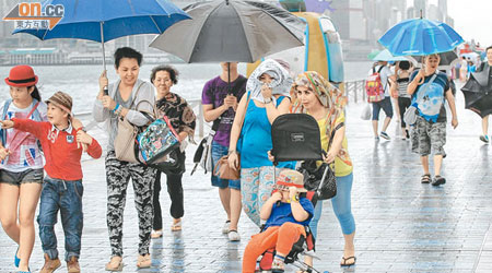 熱帶風暴貝碧嘉遠離後，風力減弱，但其外圍雨帶仍影響本港。（陸智豪攝）